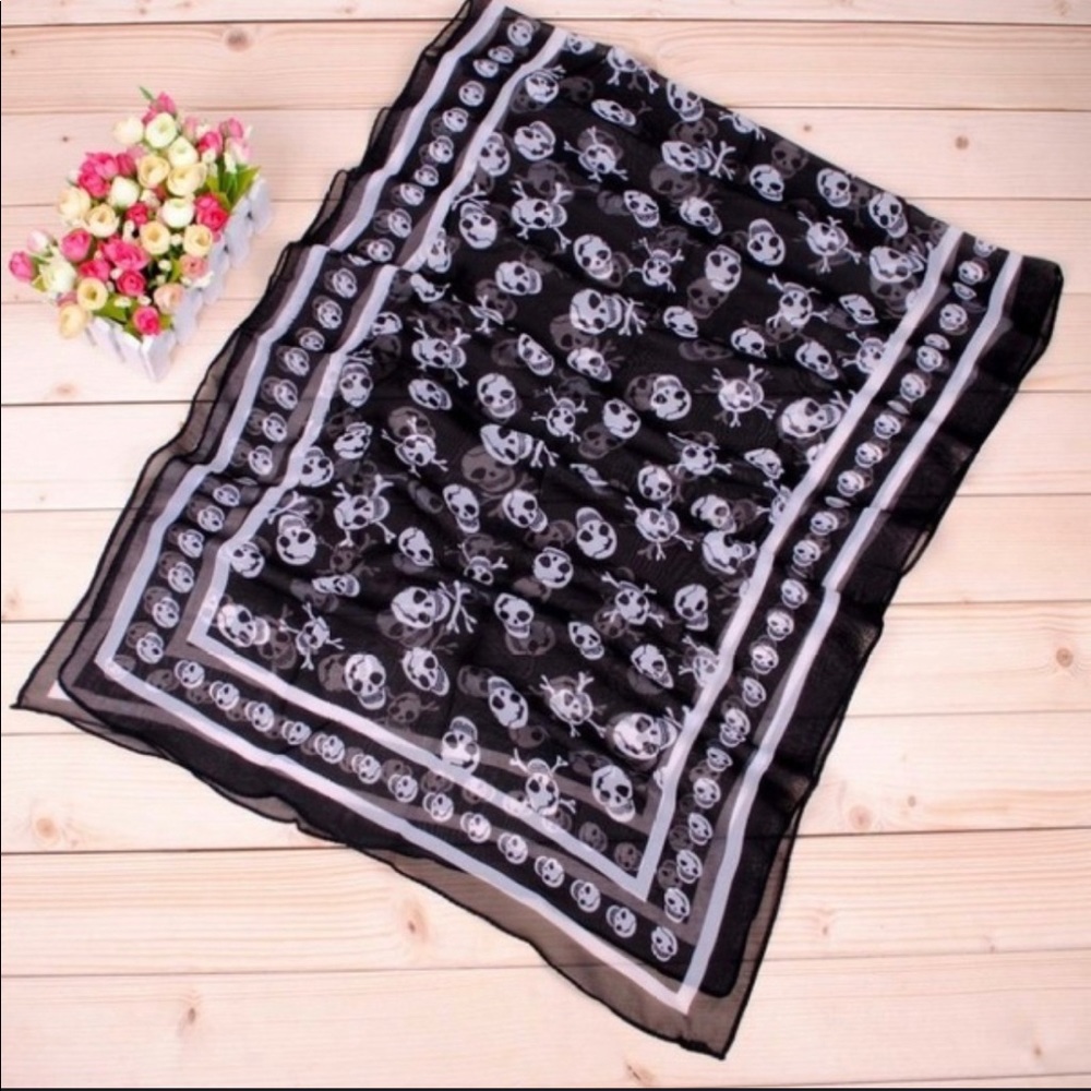 *LAST ONE*Beautiful Skull Print Scarf - Picture 2 of 4